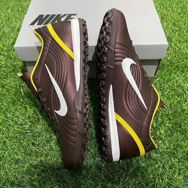 Nike Marrón Amarillo Zapatos de fútbol indoor de corte bajo con parte superior sintética y paneles texturizados con ribete 7