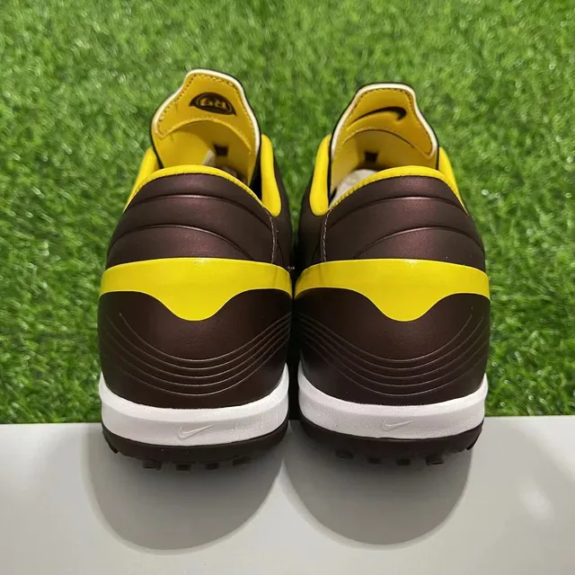 Nike Marrón Amarillo Zapatos de fútbol indoor de corte bajo con parte superior sintética y paneles texturizados con ribete 8