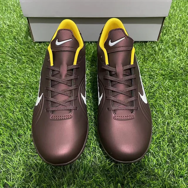 Nike Marrón Amarillo Zapatos de fútbol indoor de corte bajo con parte superior sintética y paneles texturizados con ribete 9