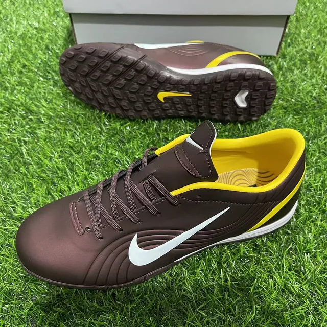 Nike Marrón Amarillo Zapatos de fútbol indoor de corte bajo con parte superior sintética y paneles texturizados con ribete 10