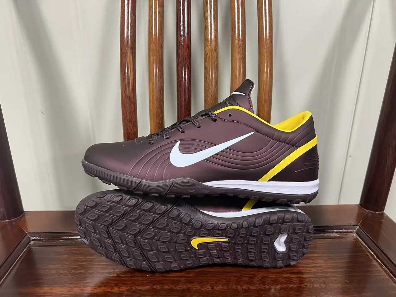 Nike Marrón Amarillo Zapatos de fútbol indoor de corte bajo con parte superior sintética y paneles texturizados con ribete 11