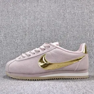 Nike Cortez Sneakers Lifestyle em suede rosa dourado com Swoosh metálico
