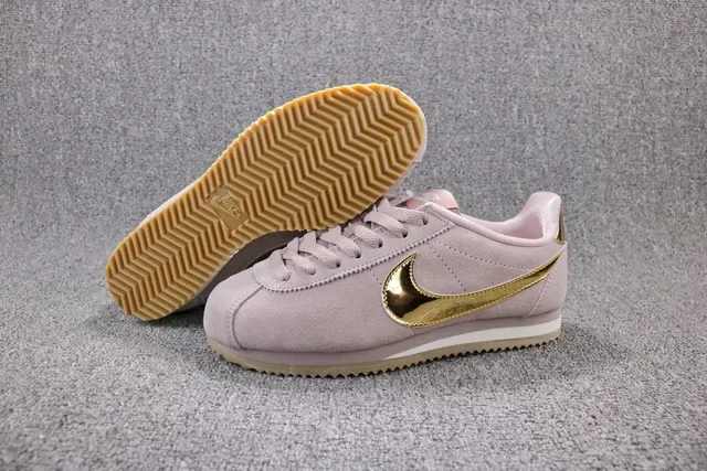 Nike Cortez Zapatillas Lifestyle con upper de ante rosa dorado y Swoosh metálico 4