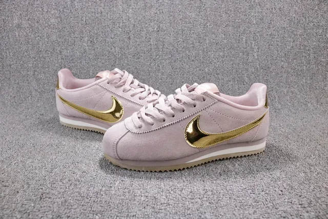 Nike Cortez Zapatillas Lifestyle con upper de ante rosa dorado y Swoosh metálico 5