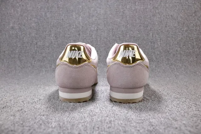 Nike Cortez Zapatillas Lifestyle con upper de ante rosa dorado y Swoosh metálico 6
