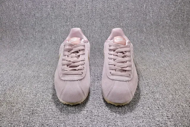 Nike Cortez Zapatillas Lifestyle con upper de ante rosa dorado y Swoosh metálico 7