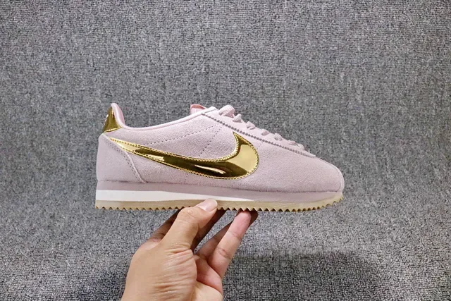 Nike Cortez Zapatillas Lifestyle con upper de ante rosa dorado y Swoosh metálico 8