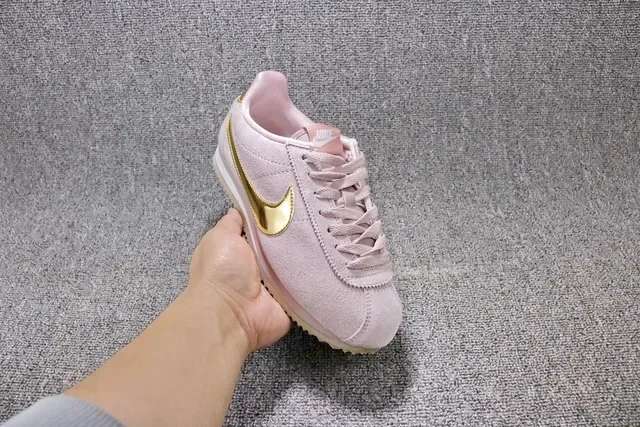 Nike Cortez Zapatillas Lifestyle con upper de ante rosa dorado y Swoosh metálico 9