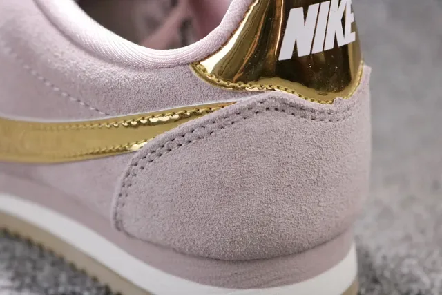 Nike Cortez Zapatillas Lifestyle con upper de ante rosa dorado y Swoosh metálico 11