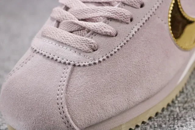 Nike Cortez Zapatillas Lifestyle con upper de ante rosa dorado y Swoosh metálico 12