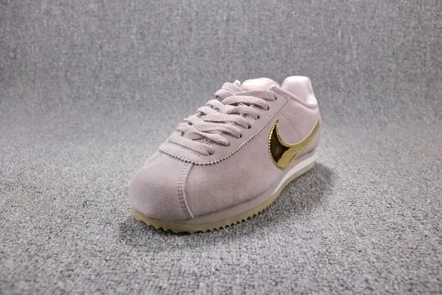Nike Cortez Zapatillas Lifestyle con upper de ante rosa dorado y Swoosh metálico 13