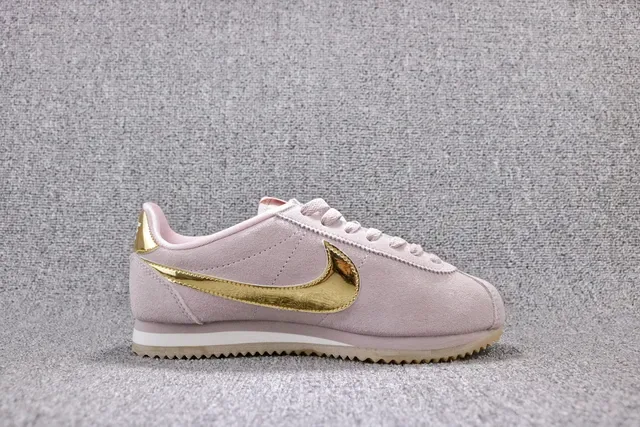 Nike Cortez Zapatillas Lifestyle con upper de ante rosa dorado y Swoosh metálico 14