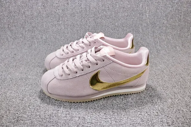 Nike Cortez Zapatillas Lifestyle con upper de ante rosa dorado y Swoosh metálico 15