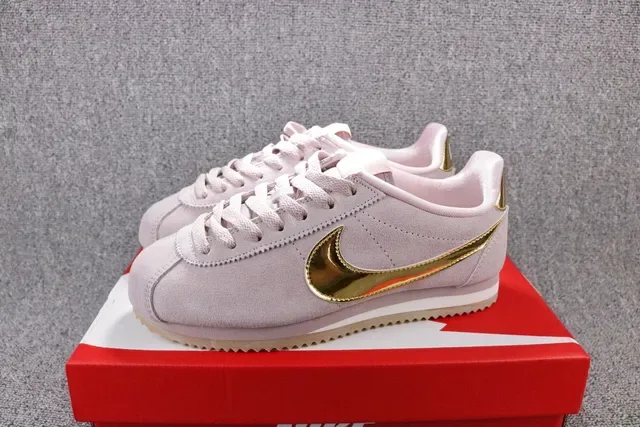 Nike Cortez Zapatillas Lifestyle con upper de ante rosa dorado y Swoosh metálico 16