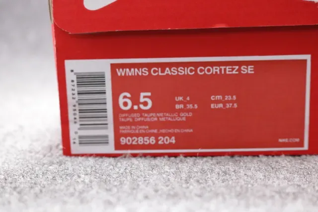 Nike Cortez Zapatillas Lifestyle con upper de ante rosa dorado y Swoosh metálico 17
