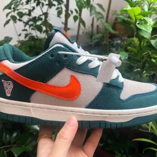 Nike Dunk Low أخضر برتقالي سويد لايف ستايل سنيكرز