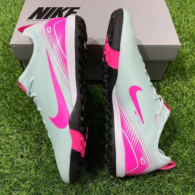 Chuteiras de futebol Nike cinza e rosa low-cut upper sintético sola turf moldeada para gramado artificial 2