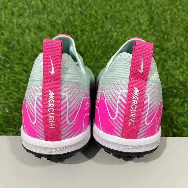 Chuteiras de futebol Nike cinza e rosa low-cut upper sintético sola turf moldeada para gramado artificial 3