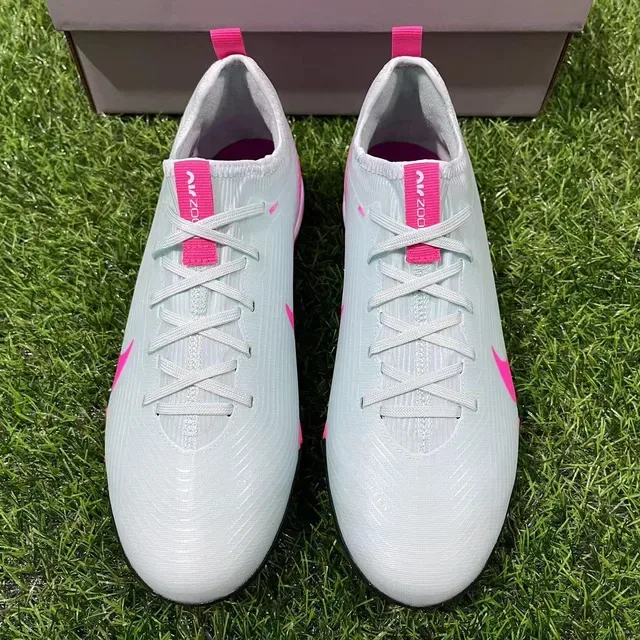 Chuteiras de futebol Nike cinza e rosa low-cut upper sintético sola turf moldeada para gramado artificial 4