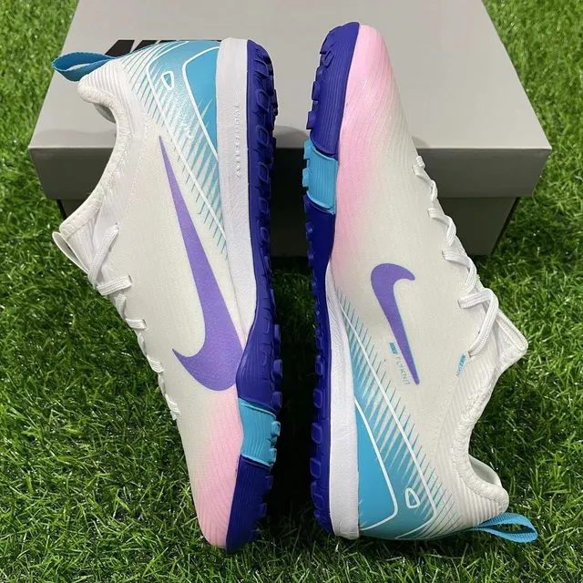 Nike Phantom GT 粉蓝渐变鞋面 紫色 Swoosh 草地足球鞋 2