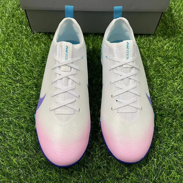 Nike Phantom GT 粉蓝渐变鞋面 紫色 Swoosh 草地足球鞋 4