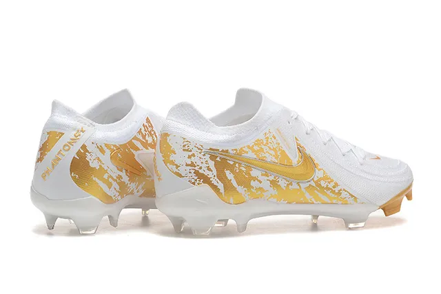 Nike Phantom GT Chaussures de football à empeigne tricot blanc doré, impression de pulvérisation graphique, terrain ferme 2