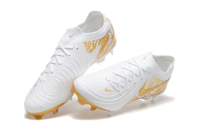 Nike Phantom GT Chaussures de football à empeigne tricot blanc doré, impression de pulvérisation graphique, terrain ferme 3