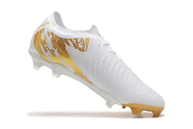 Nike Phantom GT Chaussures de football à empeigne tricot blanc doré, impression de pulvérisation graphique, terrain ferme 4