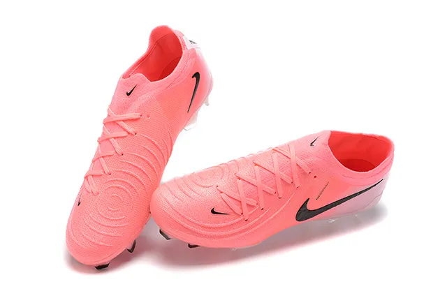 Nike Chaussures de football rose et noir à tige basse, ajustement chaussette, construction supérieure en maille texturée, surface ferme 2