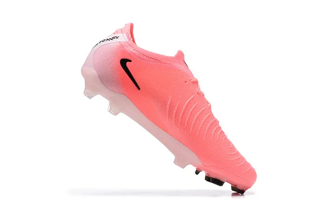Nike Chaussures de football rose et noir à tige basse, ajustement chaussette, construction supérieure en maille texturée, surface ferme 3