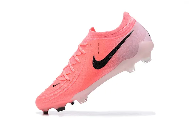 Nike Chaussures de football rose et noir à tige basse, ajustement chaussette, construction supérieure en maille texturée, surface ferme 4