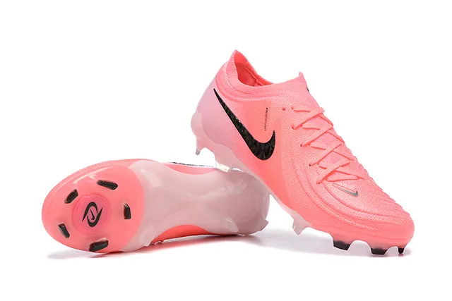 Nike Chaussures de football rose et noir à tige basse, ajustement chaussette, construction supérieure en maille texturée, surface ferme 5