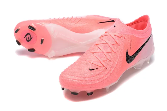 Nike Chaussures de football rose et noir à tige basse, ajustement chaussette, construction supérieure en maille texturée, surface ferme 6