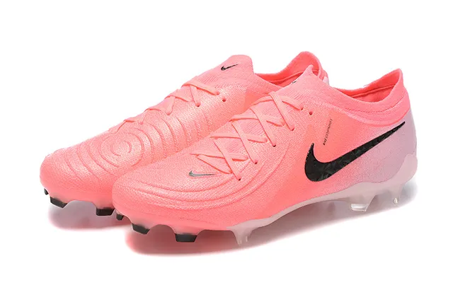 Nike Chaussures de football rose et noir à tige basse, ajustement chaussette, construction supérieure en maille texturée, surface ferme 7