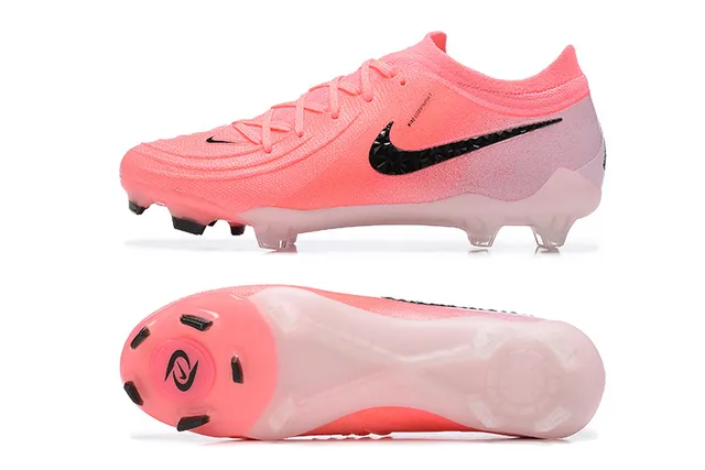 Nike Chaussures de football rose et noir à tige basse, ajustement chaussette, construction supérieure en maille texturée, surface ferme 8
