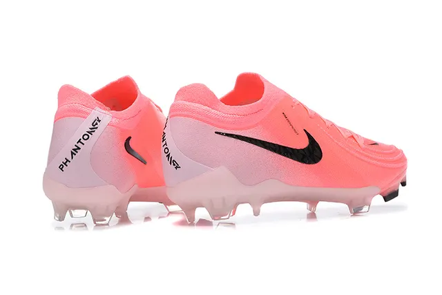 Nike Chaussures de football rose et noir à tige basse, ajustement chaussette, construction supérieure en maille texturée, surface ferme 10