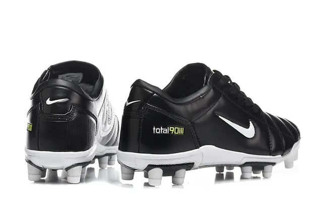 Nike Total 90 III 黑白 硬地足球鞋 5