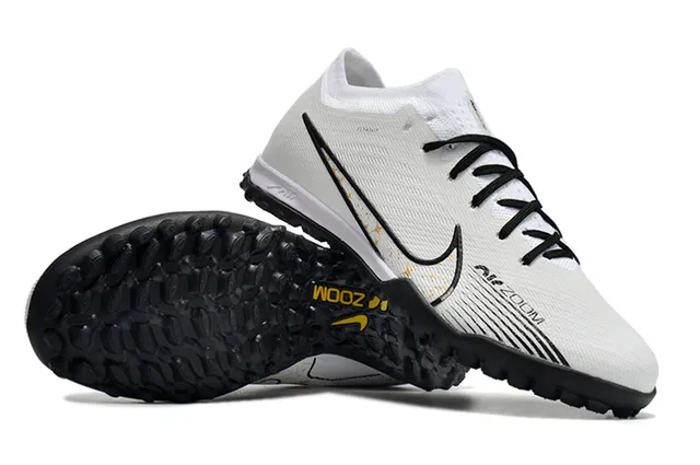 Nike সাদা কালো Flyknit উপরের Swoosh ওভারলে টার্ফ ফুটবল জুতা 4