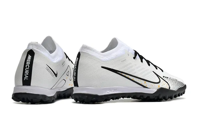 Nike সাদা কালো Flyknit উপরের Swoosh ওভারলে টার্ফ ফুটবল জুতা 5