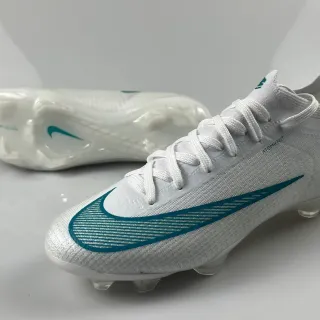 Nike Sapatos de futebol branco e azul com upper de knit e overlay Swoosh em teal para terreno firme