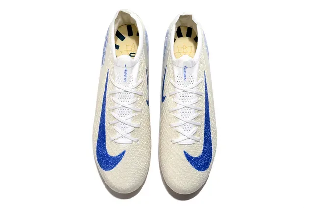 Nike 白蓝低帮针织鞋面 虹彩半透明鞋底板 Firm-Ground 足球鞋 2