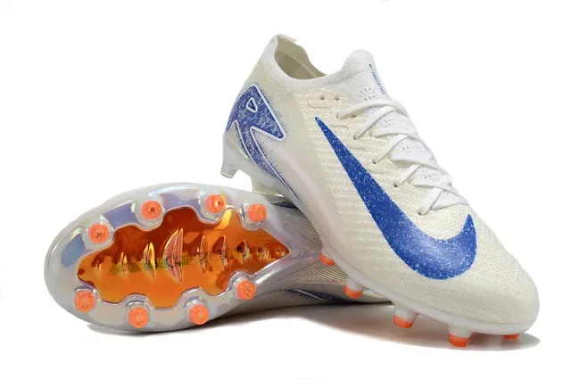 Nike 白蓝低帮针织鞋面 虹彩半透明鞋底板 Firm-Ground 足球鞋 3
