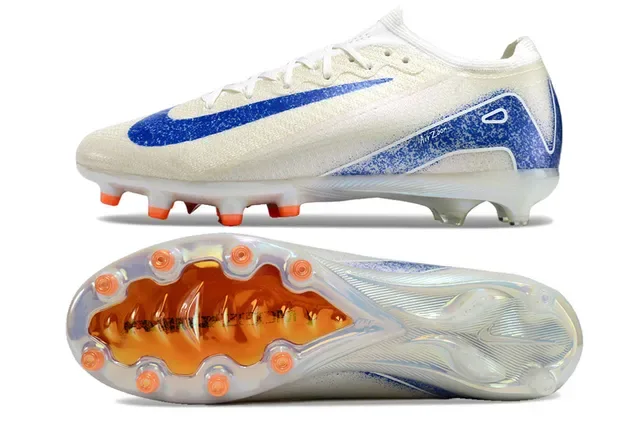 Nike 白蓝低帮针织鞋面 虹彩半透明鞋底板 Firm-Ground 足球鞋 5