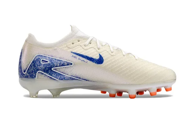 Nike 白蓝低帮针织鞋面 虹彩半透明鞋底板 Firm-Ground 足球鞋 7