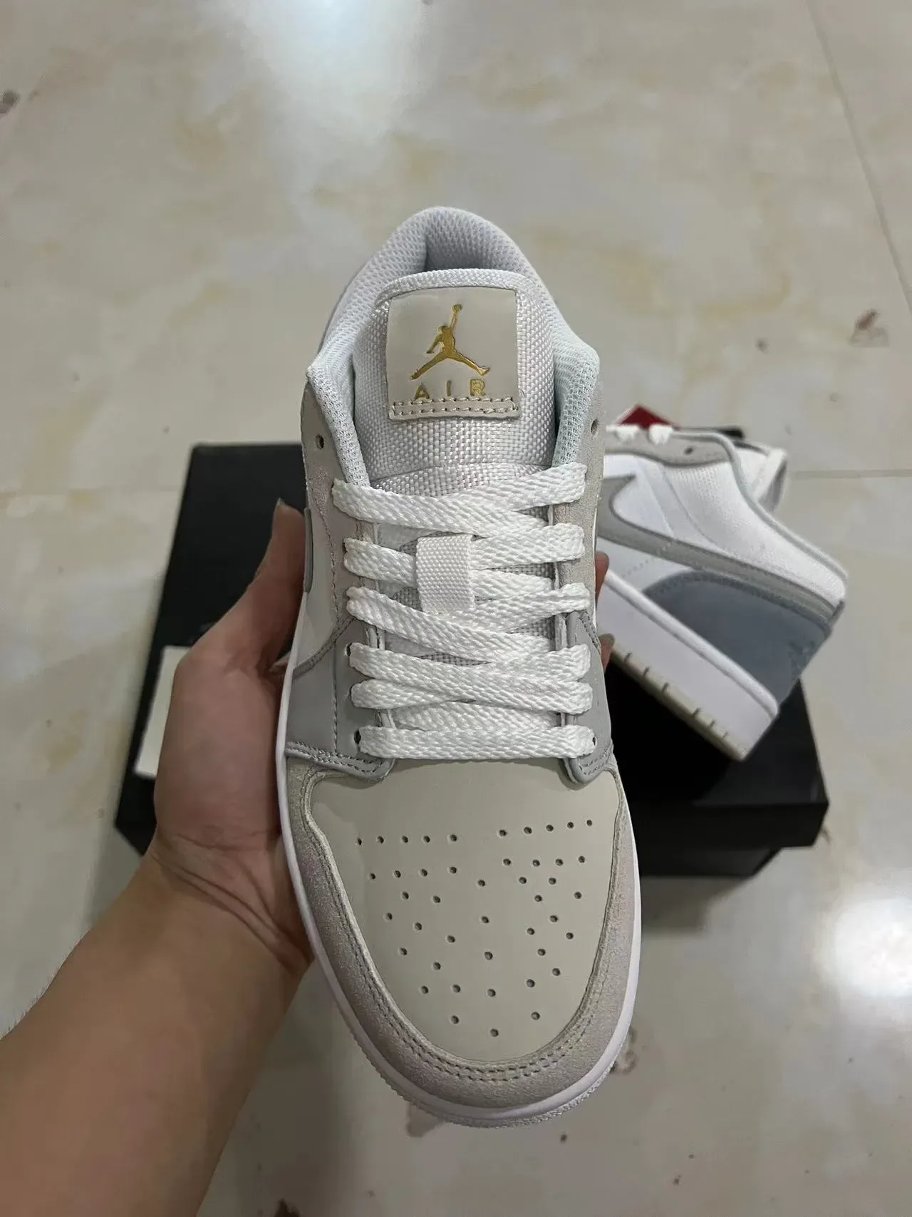 Nike White Gray Low-Top Perforated Toebox Lifestyle Sneakers 3
