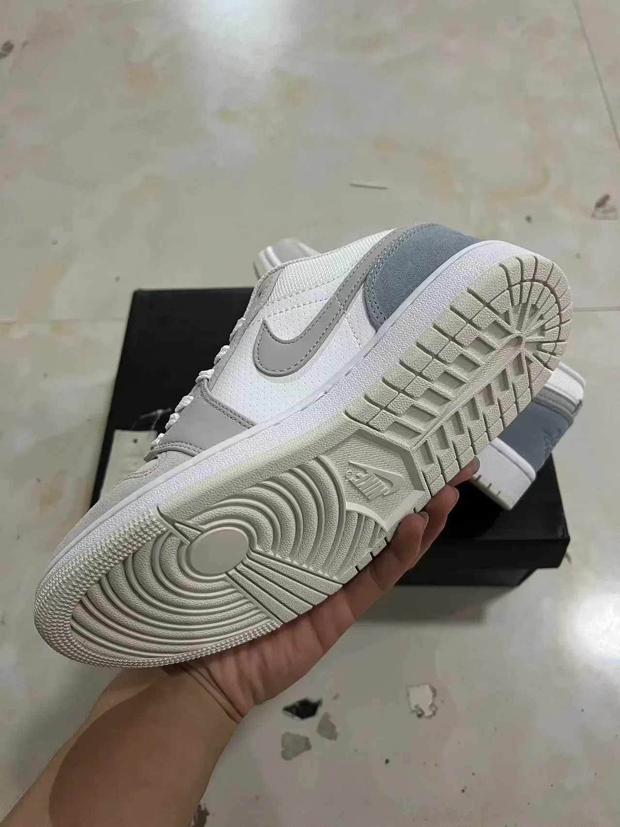 Nike White Gray Low-Top Perforated Toebox Lifestyle Sneakers 6