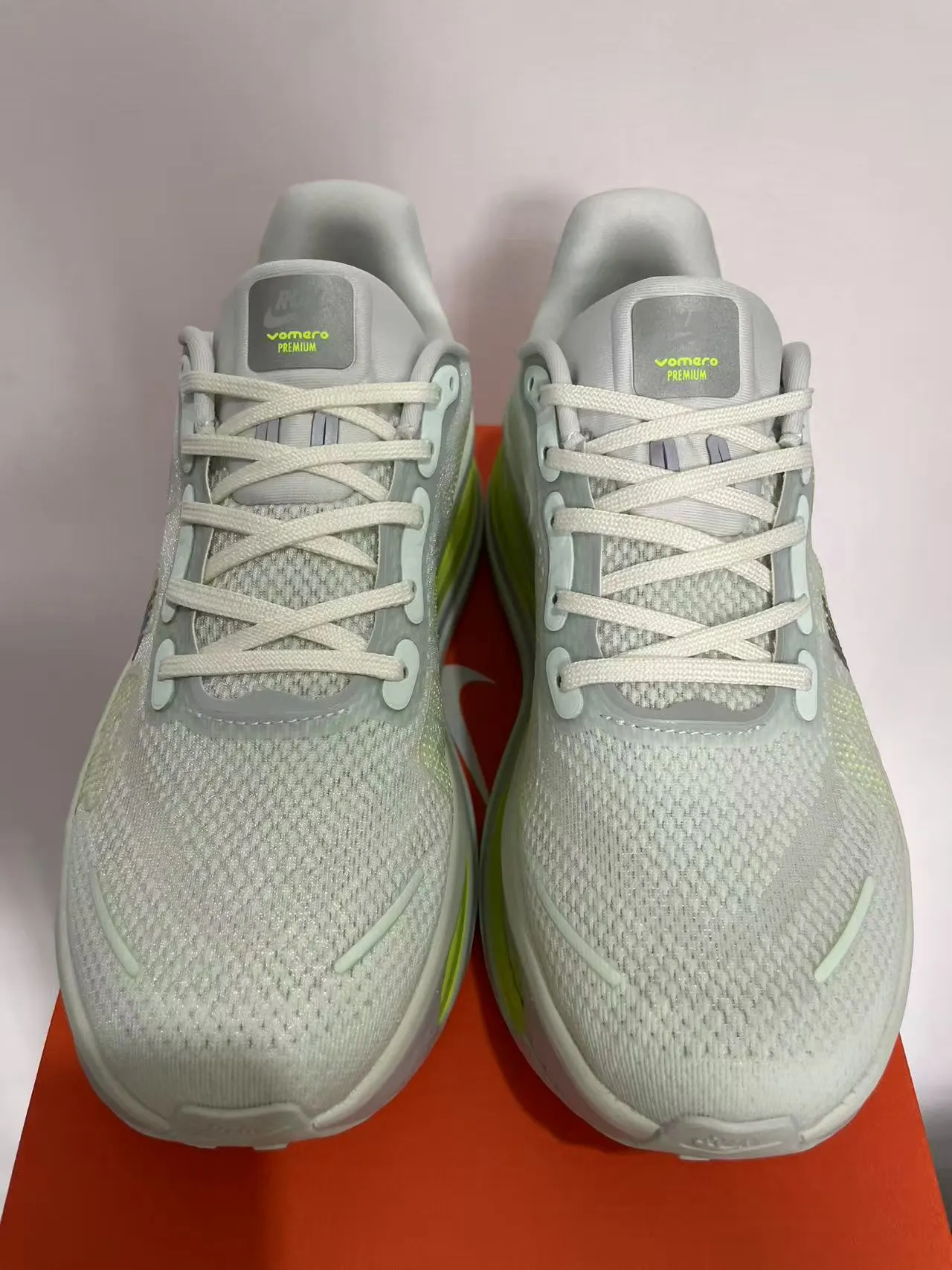 Nike Chaussures de course avec upper en maille blanc et vert, unité d'air translucide néon 3