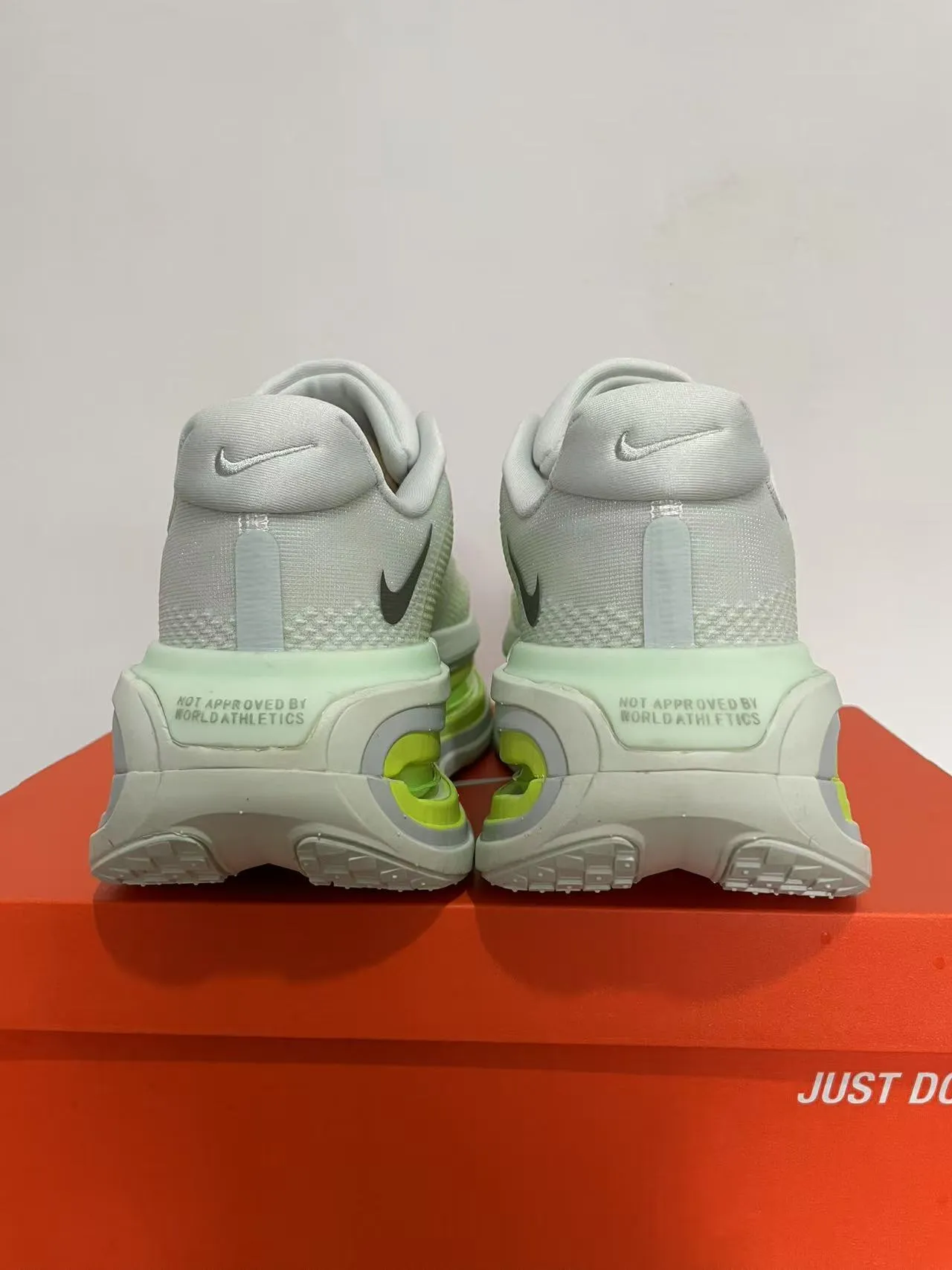 Nike Chaussures de course avec upper en maille blanc et vert, unité d'air translucide néon 4