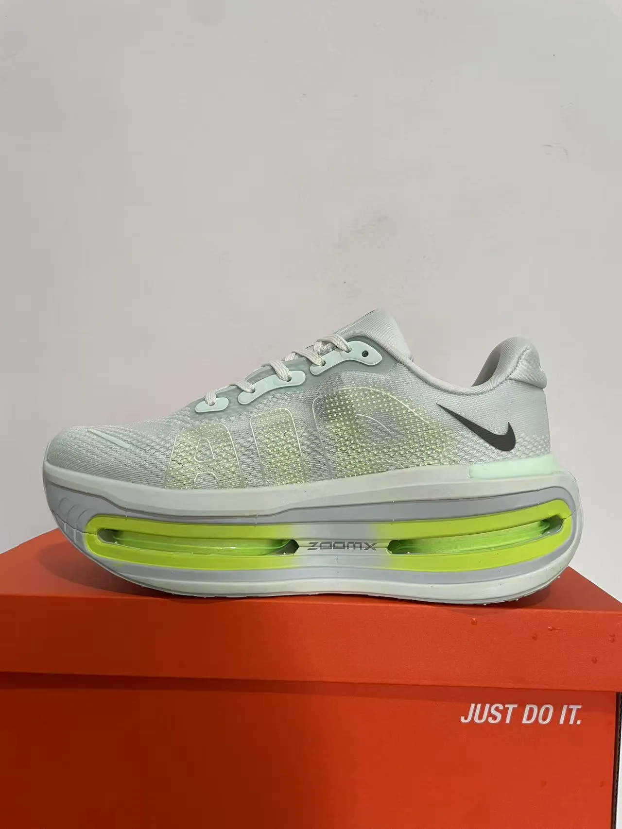 Nike Chaussures de course avec upper en maille blanc et vert, unité d'air translucide néon 5