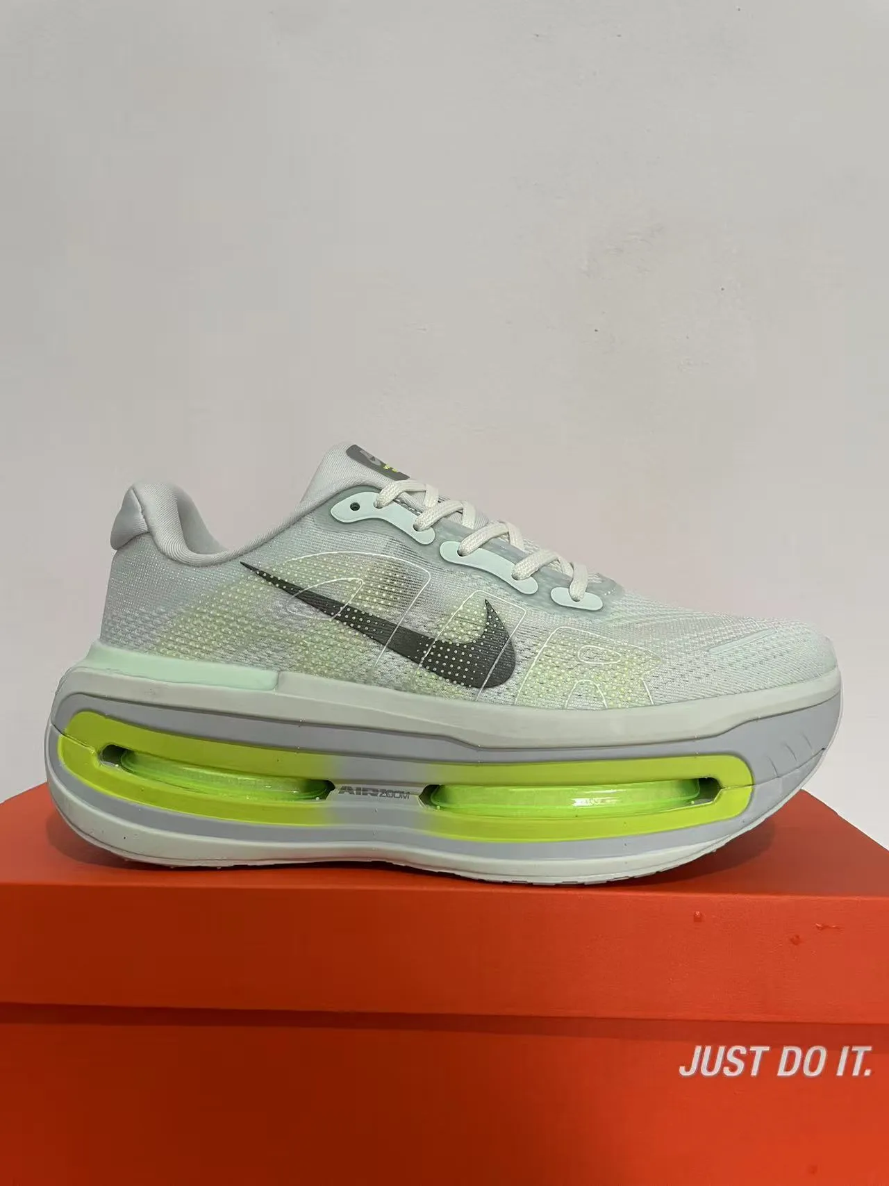Nike Chaussures de course avec upper en maille blanc et vert, unité d'air translucide néon 6
